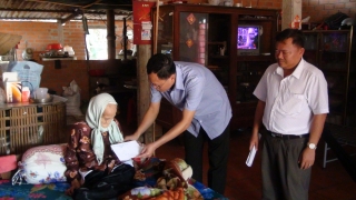 ĐBQH Huỳnh Thanh Phương thăm, tặng quà tết gia đình chính sách tiêu biểu