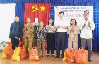 Văn phòng Tỉnh ủy tặng quà tết cho người dân Tân Biên