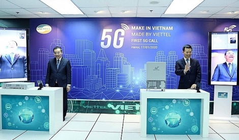 Hai bộ trưởng gọi thử 5G trên thiết bị 'made in Vietnam'