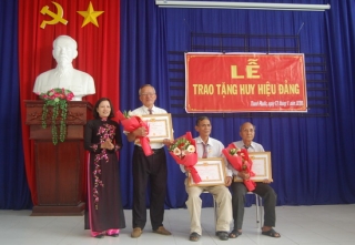 Gò Dầu trao Huy hiệu 45,40 và 30 năm tuổi Đảng.