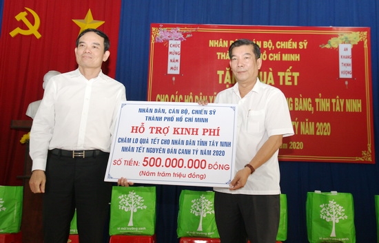 TP.Hồ Chí Minh tặng Tây Ninh 500 triệu đồng chăm lo Tết cho người nghèo