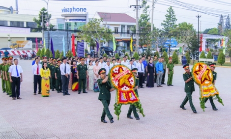 Tân Châu viếng Tượng đài chiến thắng Junction City