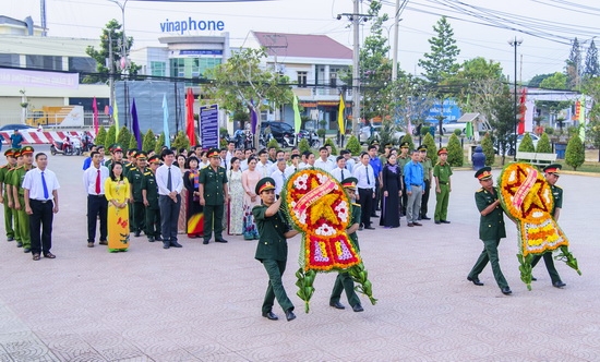 Tân Châu viếng Tượng đài chiến thắng Junction City