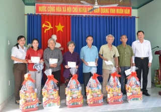 Phó trưởng đoàn ĐBQH đơn vị tỉnh Tây Ninh thăm tặng quà các gia đình chính sách xã Tân Hưng
