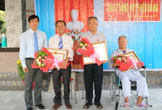 Gò Dầu trao Huy hiệu 70 và 45 năm tuổi Đảng