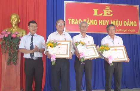 Thành ủy Tây Ninh: trao huy hiệu đảng cho nguyên Giám đốc Sở Y tế Tây Ninh