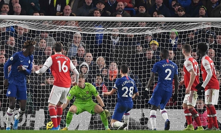 Arsenal hòa Chelsea trong thế 10 người