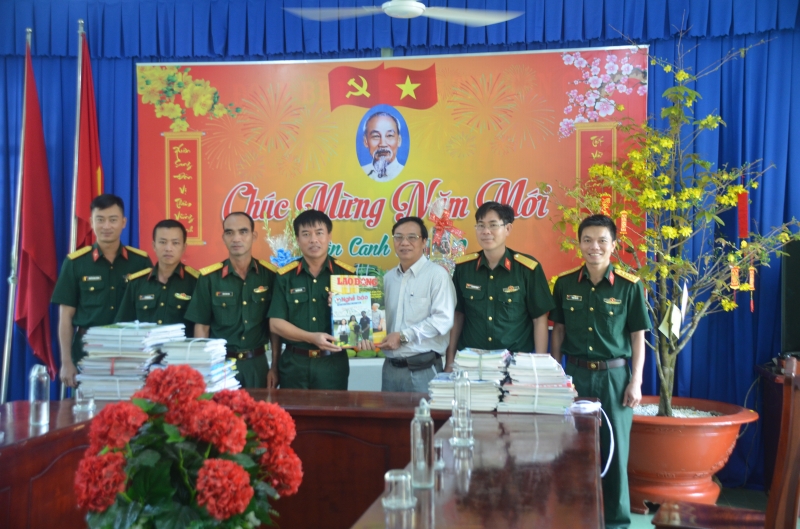 Thăm cán bộ, chiến sĩ Trung đoàn bộ binh 174