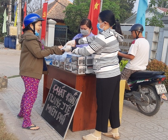 Hội LHPN Gia Bình: Phát khẩu trang y tế miễn phí cho người dân