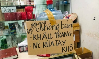 Nhà thuốc đồng loạt treo biển 'không bán khẩu trang'