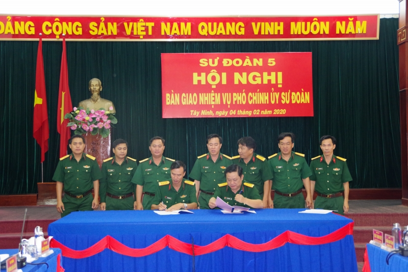 Bàn giao nhiệm vụ Phó Chính ủy Sư đoàn 5