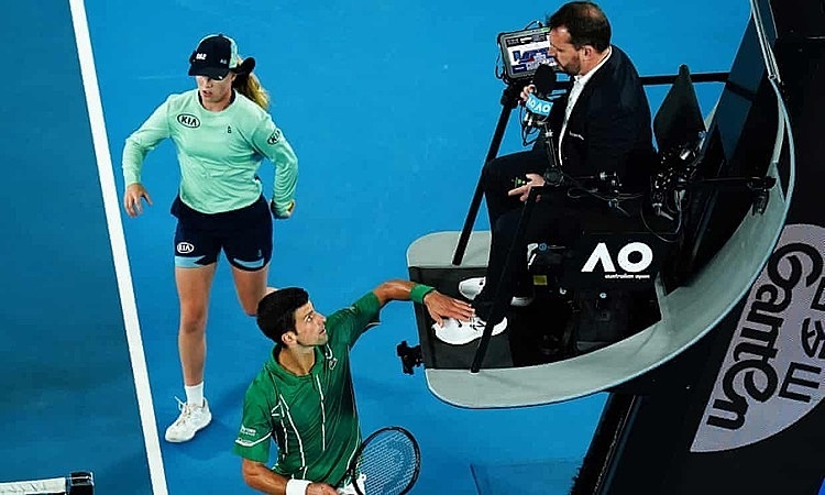 Djokovic xin lỗi vì chạm vào trọng tài