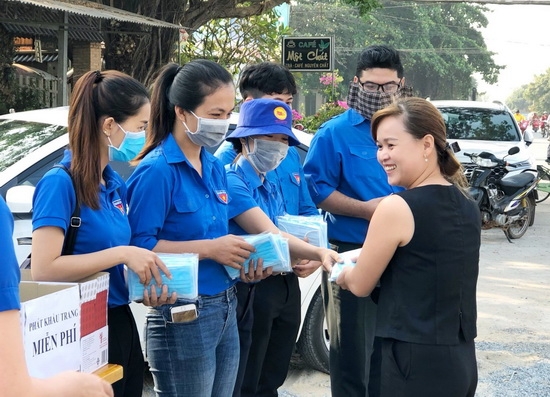 Đoàn Thanh niên phát khẩu trang cho người dân