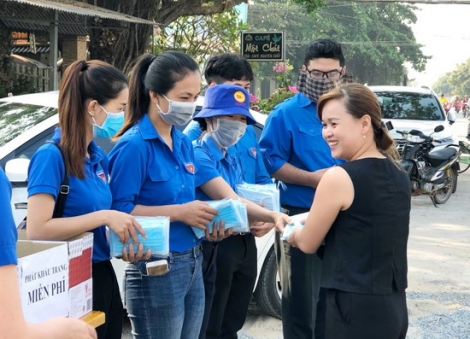 Đoàn Thanh niên phát khẩu trang cho người dân