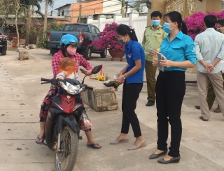 Cục QLTT tặng khẩu trang cho người dân xã Đồng Khởi