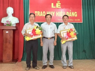 Tân Châu: Trao tặng Huy hiệu 40, 30 năm tuổi Đảng