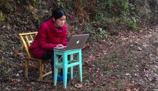 Lớp học online của cô giáo mắc kẹt trên núi vì dịch Covid-19