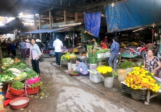 Chợ Ninh Sơn: Buôn bán bị ảnh hưởng do tin đồn về các trường hợp nghi nhiễm COVID-19