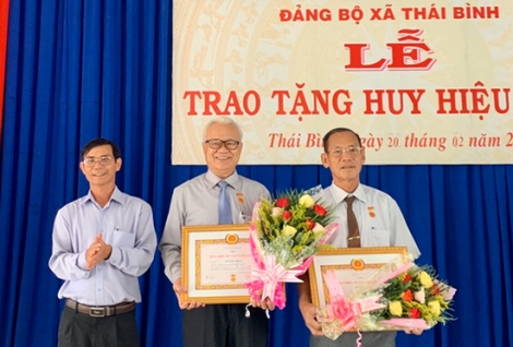 Trao huy hiệu 45, 40 năm tuổi đảng cho 5 đảng viên