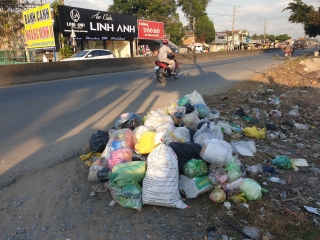 Xã An Tịnh: Người dân bức xúc vì lề đường trước nhà bị biến thành bãi rác