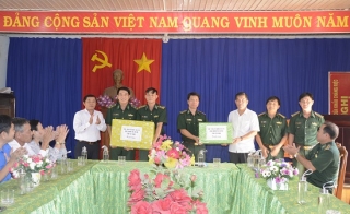 Thăm, tặng quà các đồn biên phòng trên địa bàn huyện Tân Biên
