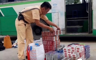 Trạm CSGT Trảng Bàng bắt giữ xe buýt chở hàng lậu