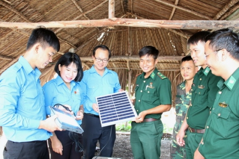 Tỉnh đoàn Tây Ninh: Thăm, chúc mừng chiến sĩ tại các chốt biên phòng