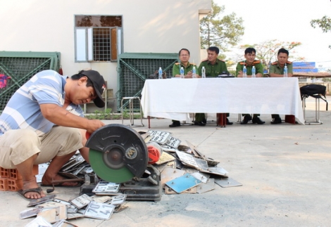 Tiêu huỷ biển số, giấy chứng nhận đăng ký xe bị thu hồi.