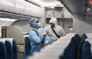 Bác sĩ nói gì về "đi chung máy bay với người nhiễm Covid – 19"?