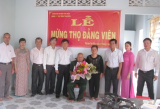 Lãnh đạo tỉnh mừng thọ đảng viên 90 tuổi ở Tân Biên