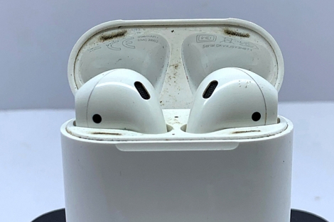 Tai nghe Airpods cũ bẩn và dễ hỏng