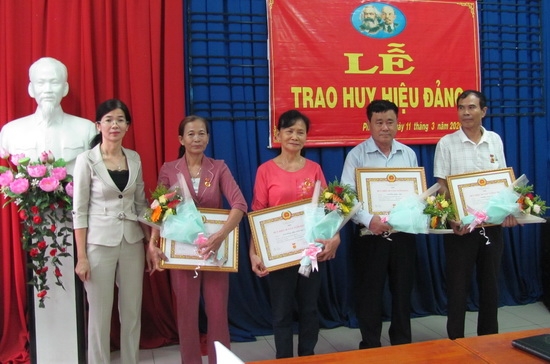 Thành ủy Tây Ninh trao huy hiệu Đảng cho 4 đảng viên ở phường 1