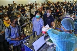 Tân Sơn Nhất trước giờ dừng cấp thị thực cho người nước ngoài