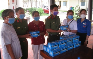 Tân Biên: Trao tặng 6.000 khẩu trang y tế phòng chống dịch bệnh Covid-19
