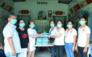 Tặng khẩu trang y tế cho Chi hội bảo trợ người nghèo Thuận Thiên