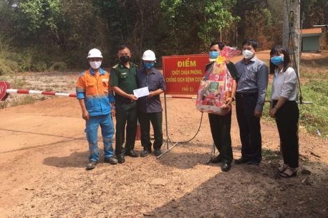 Xi măng Fico-YTL: Thăm, tặng quà các chốt biên phòng chống dịch Covid-19