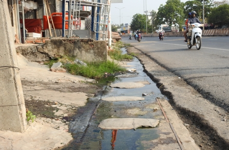 Ngã ba Suối Bà Tươi: Nước thải tràn ra mặt đường