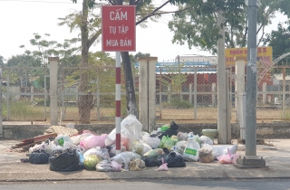 Cần dẹp bãi rác tự phát trên đường Nguyễn Trãi