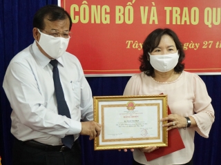 Trao quyết định nghỉ hưu cho Phó Chủ tịch HĐND tỉnh Phan Thị Điệp