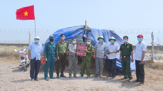 Lãnh đạo huyện Bến Cầu thăm, động viên cán bộ chiến sĩ khu vực biên giới