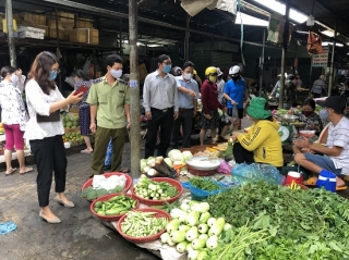 TP.Tây Ninh: Kiểm tra việc niêm yết giá và bán đúng giá tại các chợ