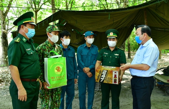 Trưởng ban Nội chính thăm, tặng quà các chốt dã chiến tăng cường phòng, chống dịch cúm