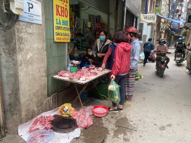 Ngày đầu cách ly toàn xã hội: Chợ truyền thống ít quầy, nhiều mặt hàng tăng giá