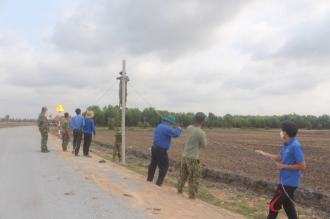 Huyện đoàn Bến Cầu: Thắp sáng đường biên và tặng quà cho các chốt chặn phòng chống dịch Covid-19