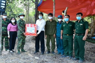Phó Bí thư Thường trực Tỉnh uỷ thăm, tặng quà các chốt dã chiến trên biên giới Tân Châu và Tân Biên