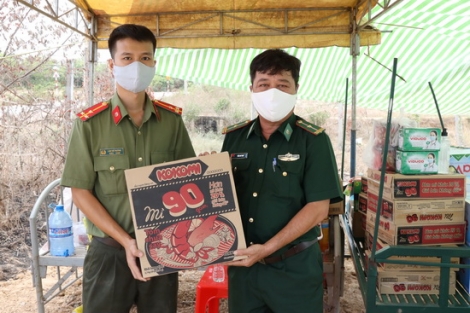 Công an Tây Ninh thăm, tặng quà các chốt chặn đã chiến trên biên giới