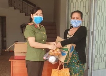 Công an Tân Biên trao tặng quà cho 160 người bán vé số trên địa bàn huyện