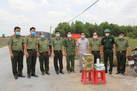 Ban Giám đốc Công an tỉnh Tây Ninh thăm, tặng quà các chốt đã chiến trên biên giới