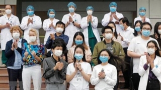 Người nước ngoài: Cảm ơn nhé, ngành y tế Việt Nam!