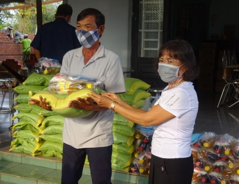 Trao quà cho người có hoàn cảnh khó khăn